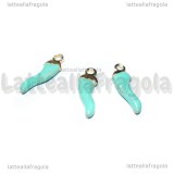 Charm Cornetto Portafortuna 3D in metallo dorato smaltato azzurro 15x4.5mm