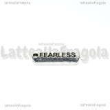 Ciondolo targhetta Fearless in metallo argento antico 21x8mm